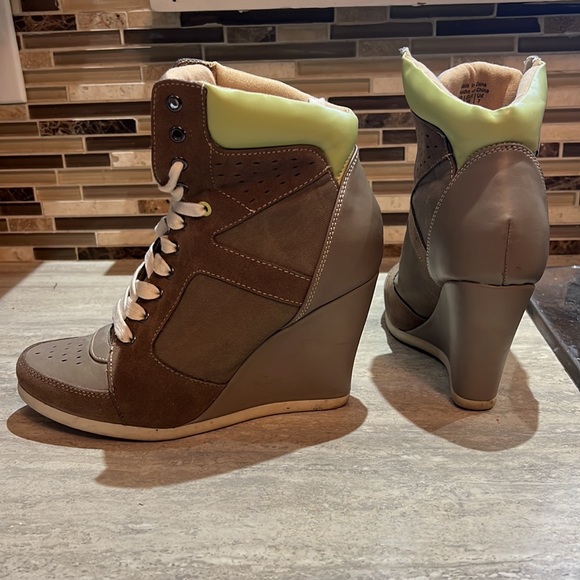 Worn once runner heels - Picture 3 of 3